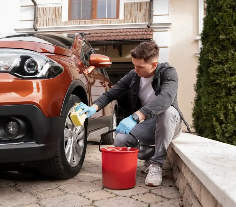 Lavage auto à domicile Rabou : professionnel intervenant sur un véhicule
